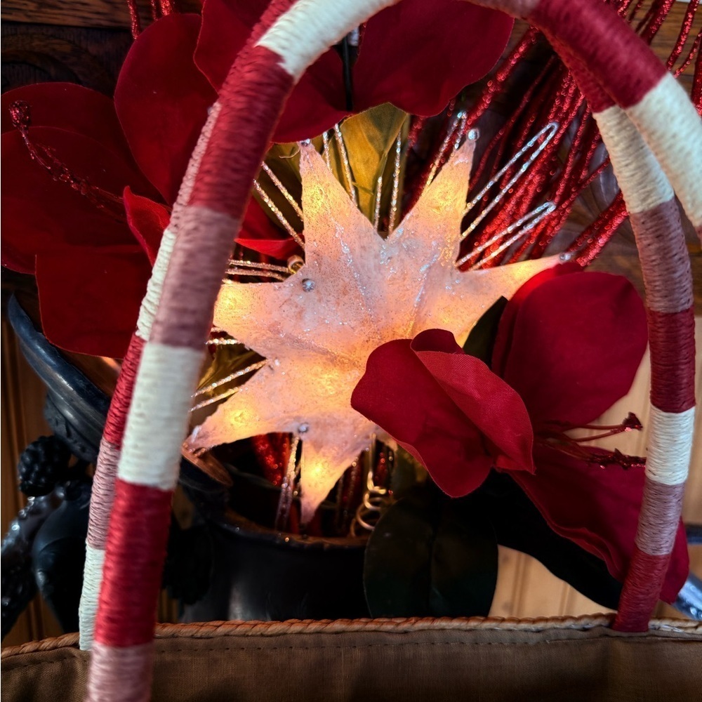 Loft woven handbag. Darling handles. - Picture 3 of 5